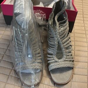 NIB Vince Camuto Womens Kestal Strappy Heeled Sandals Gray Leather Size 8.5